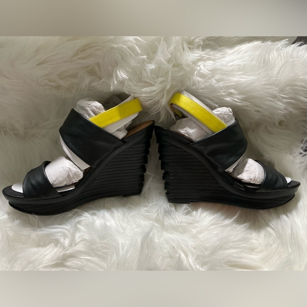 Beautiful Modern Vintage wedges. Size 37. U.S 7.